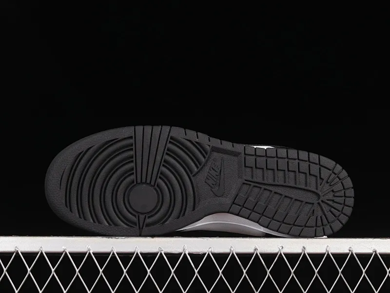 All Categories Nk SB Dunk Series Nk Dunk SB High High-top sneakers Nk SB Dunk High Black and white Panda SB smashed backboard high-top sneakers DD1399-105